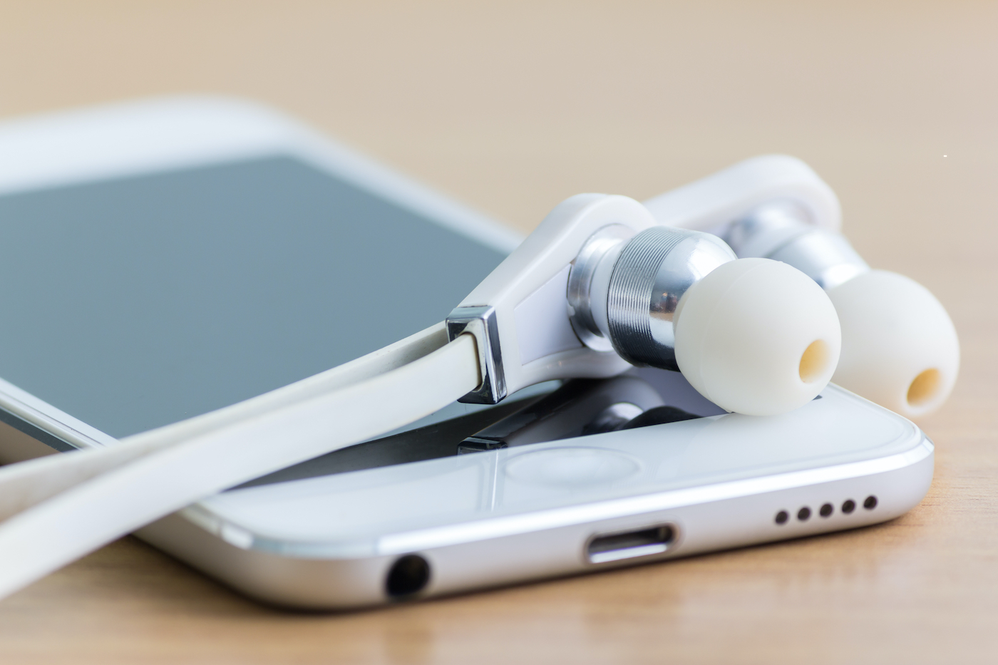 Smartphone and earphones for studying Free English Lessons for Pashto Speakers